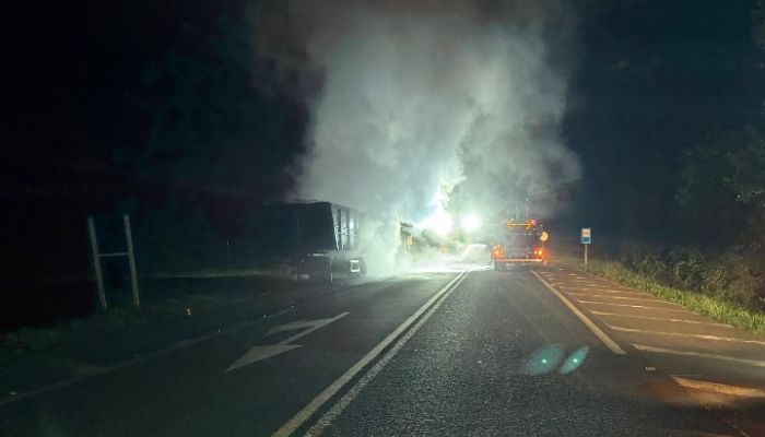 Imagem - Fabricio Eduardo Laranjeiras - Carreta carregada com 35 toneladas de soja pega fogo na BR-277